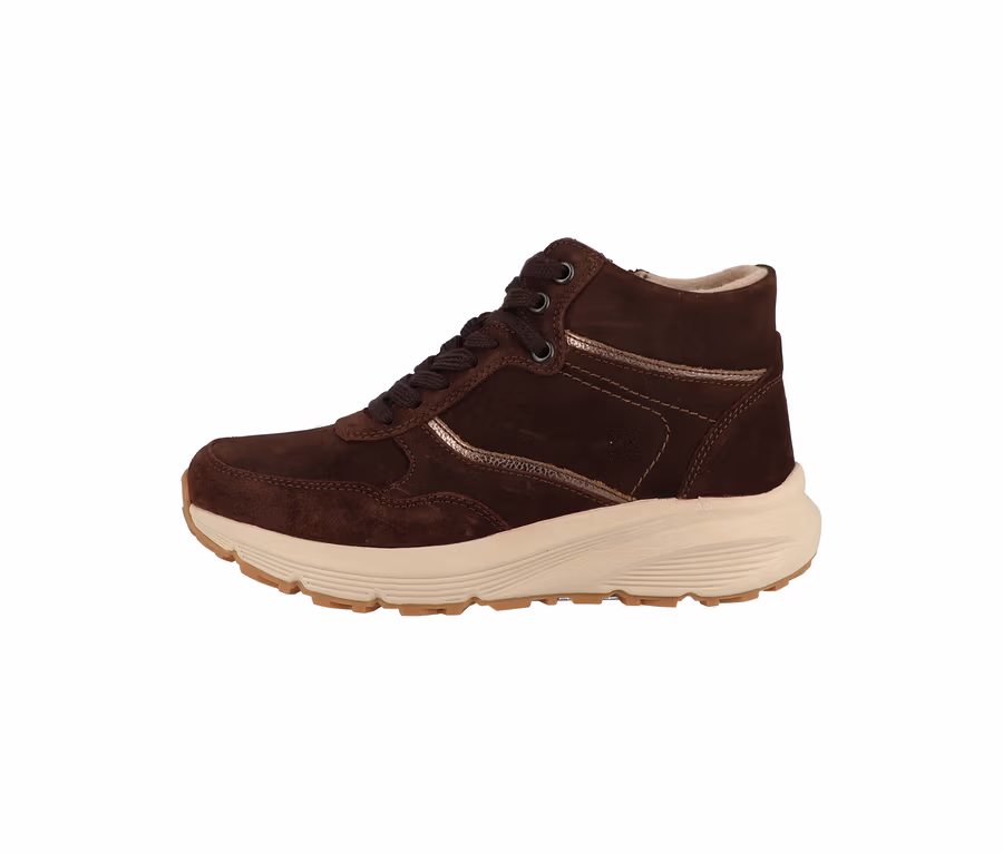 Une sneaker Romika marron en daim avec des lacets assortis, de subtils accents dorés et une semelle épaisse et crantée de couleur crème.