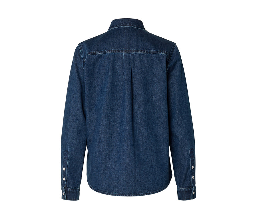 Vue de dos d'une chemise en jean bleu foncé à manches longues, poignets boutonnés, empiècement et deux plis au dos.