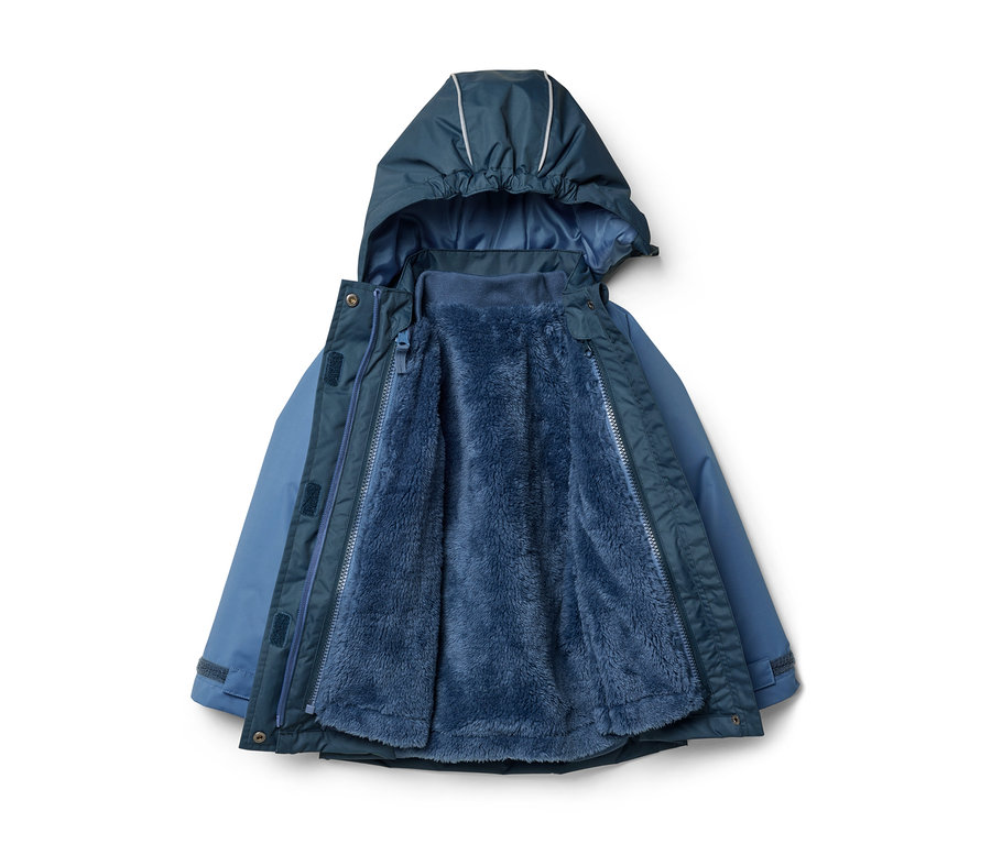 Une veste bicolore bleue et turquoise, ouverte pour montrer sa doublure en polaire bleue moelleuse. La veste a une capuche avec des bandes réfléchissantes.