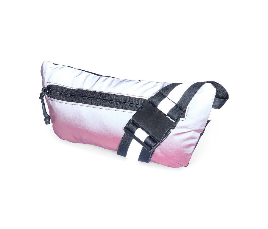 Une banane avec un dégradé de couleurs réfléchissant du blanc au rose, une fermeture éclair noire et une sangle noire à rayures blanches avec une boucle.