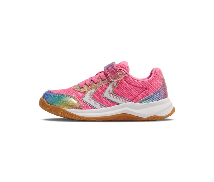 Chaussure de sport rose avec fermeture velcro et lacets, accents pailletés arc-en-ciel sur le bout, la sangle et le talon, rayures chevrons blanches sur le côté, semelle intermédiaire blanche et semelle extérieure marron.