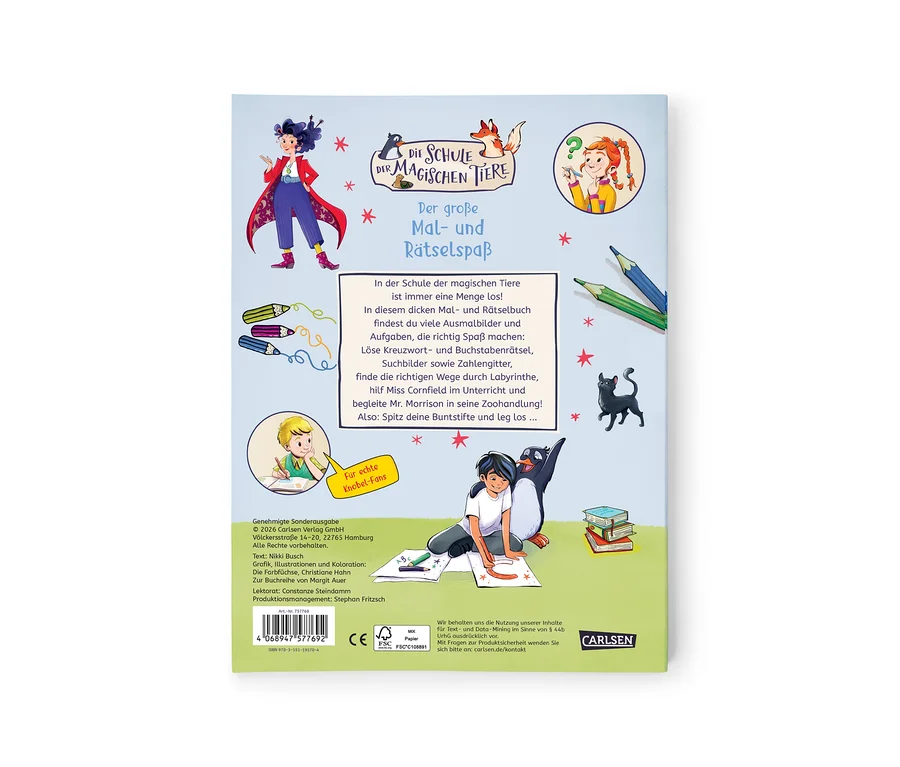 Couverture du livre d'activités 'Die Schule der magischen Tiere: Der große Mal- und Rätselspaß'. Une fille en cape rouge est à gauche, une autre fille avec des tresses et un point d'interrogation est à droite. Un garçon colorie à côté d'un pingouin, un autre garçon colorie à gauche. Un renard, un caméléon et un chat noir sont également représentés. Des crayons de couleur sont éparpillés sur un fond vert étoilé.