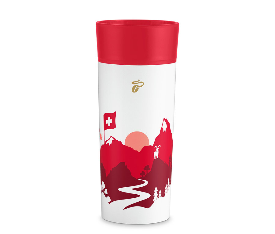 Mug de voyage blanc avec un couvercle rouge, orné d'un motif de paysage suisse rouge et blanc, incluant des montagnes, un drapeau suisse, un soleil, une chèvre, des arbres et un sentier sinueux, avec un logo doré en haut.