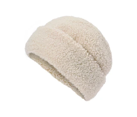 Un bonnet beanie crème et duveteux avec un bord replié, sur fond blanc.