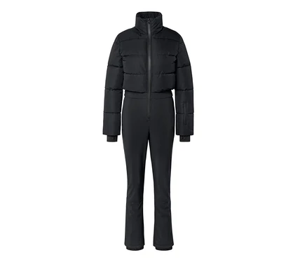 Une combinaison de ski noire une pièce avec un haut de veste matelassée à col montant et un pantalon ajusté, avec une fermeture éclair frontale.