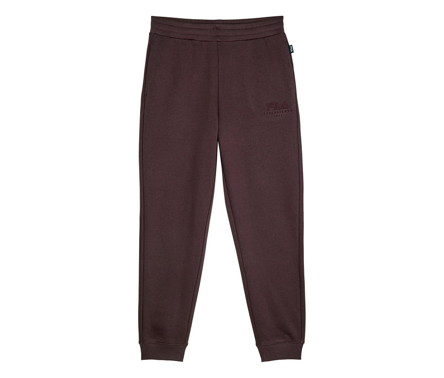 Pantalon de jogging marron foncé avec taille élastique et chevilles côtelées, orné d'un logo brodé « FILA ESTABLISHED 1911 » sur la cuisse gauche.