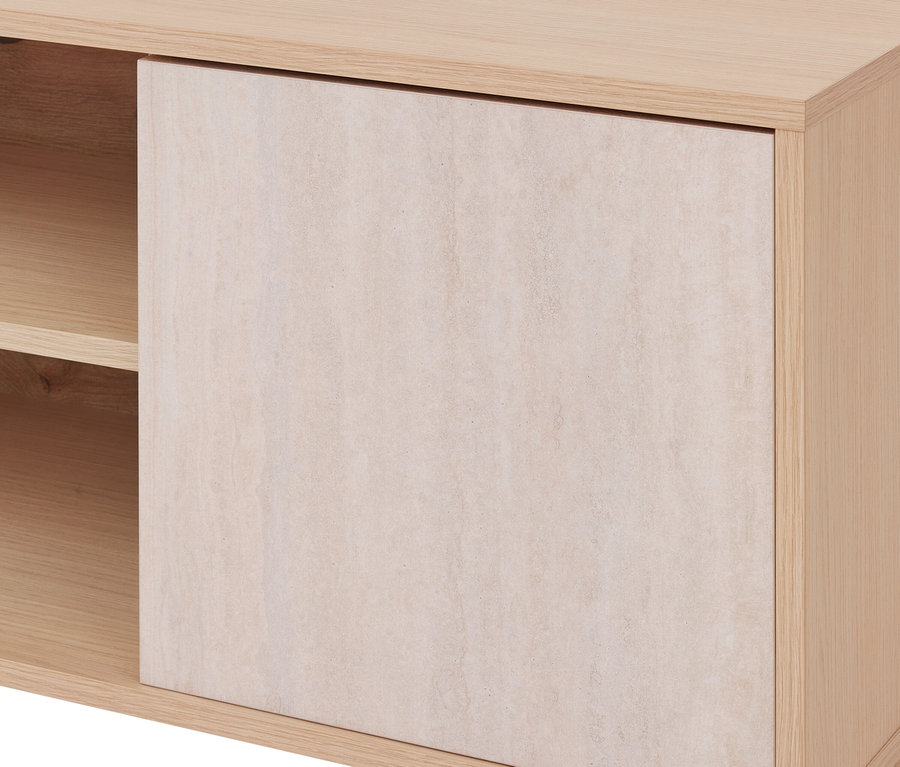 Gros plan d'un meuble en bois clair avec une porte coulissante texturée beige clair, partiellement ouverte, révélant une étagère à l'intérieur.