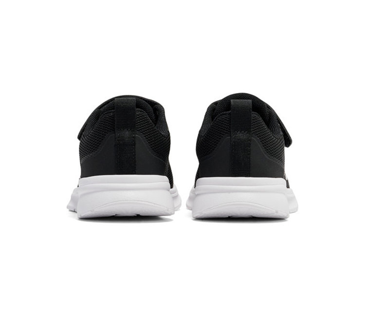 Deux baskets hummel® « Actus Tr Bearther Jr » anthracite, vues de dos, avec des empeignes en maille noire et des semelles blanches.