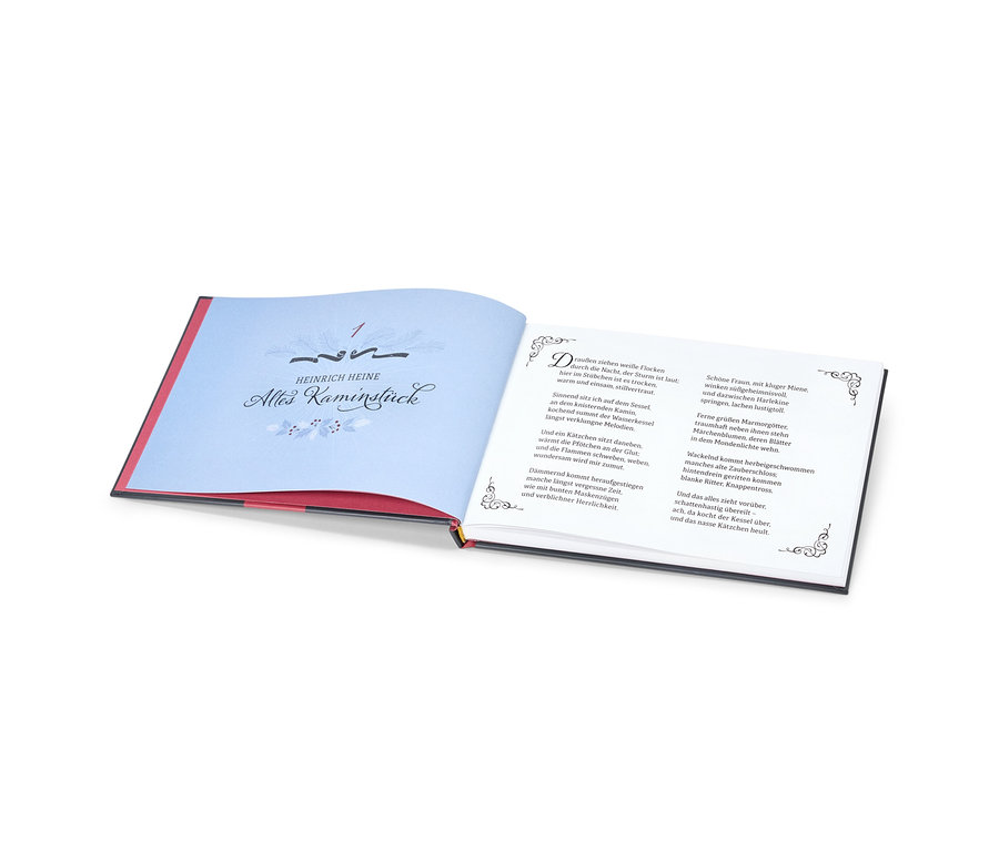 Livre ouvert avec du texte sur les pages.