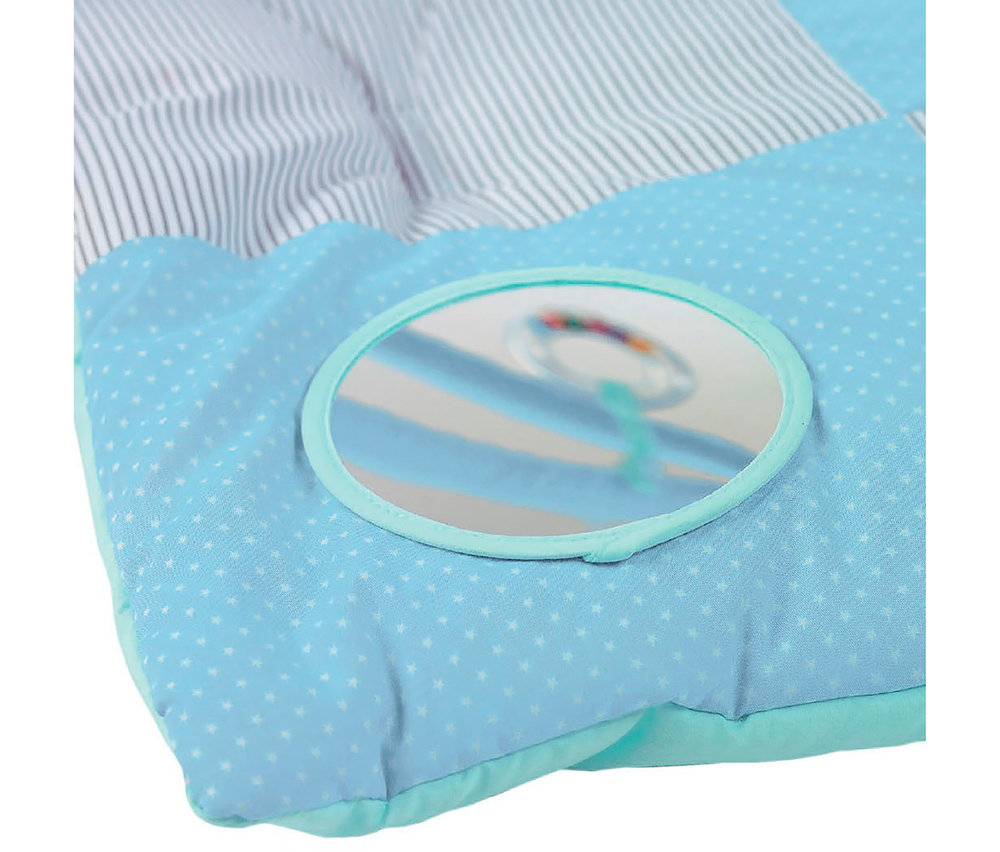 Gros plan d'un tapis d'éveil pour bébé avec une section bleu clair à étoiles blanches et une section rayée. Un miroir rond avec un bord en tissu bleu clair est intégré dans la section étoilée, reflétant un jouet coloré.
