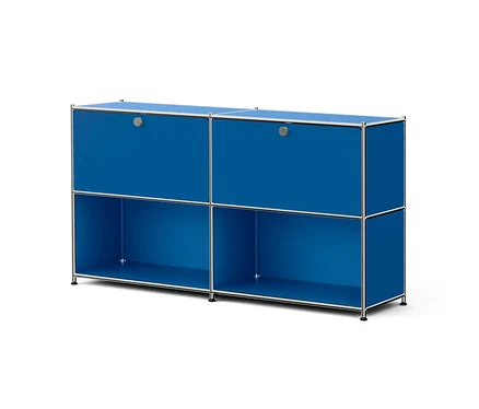 Meuble modulaire bleu avec cadres chromés. Deux compartiments supérieurs ont des portes avec poignées argentées, et deux compartiments inférieurs sont ouverts. Il repose sur des pieds noirs.