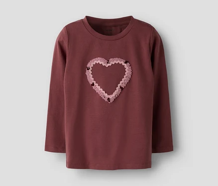 T-shirt bordeaux à manches longues avec un grand cœur rose à volants sur la poitrine.