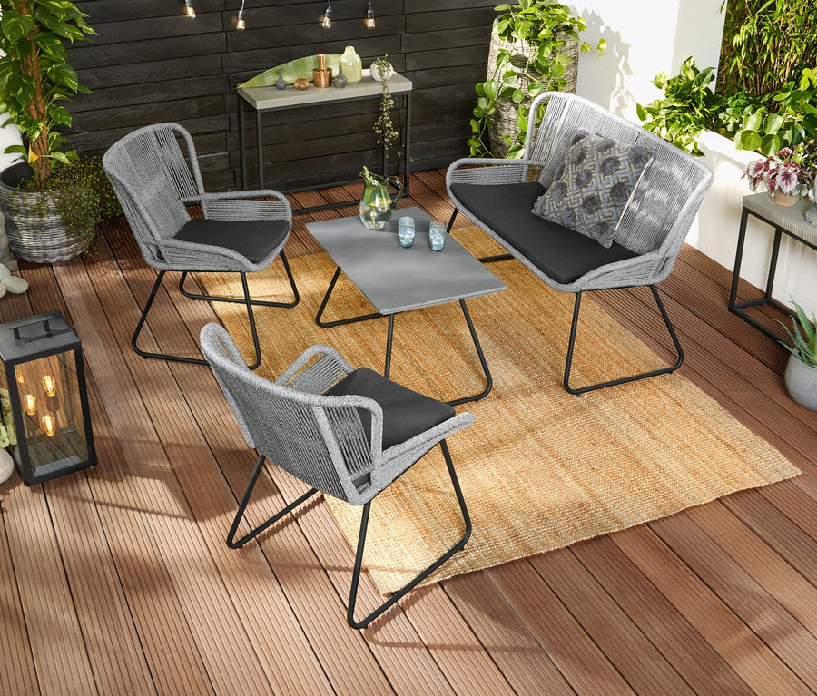 Ensemble de meubles de jardin quatre pièces « Rope » avec deux tables consoles à l'aspect béton et des bacs à plantes en poly rotin d'environ 48 x 92 cm et 40 x 44 cm ainsi qu'une lanterne d'extérieur à filament LED.