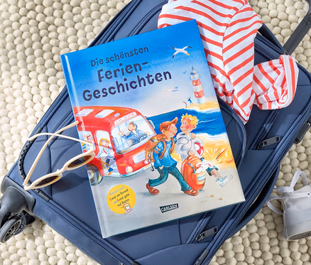 Sur une valise bleue sont posés le livre « Les plus belles histoires de vacances » (en allemand), des lunettes de soleil et un t-shirt rayé.