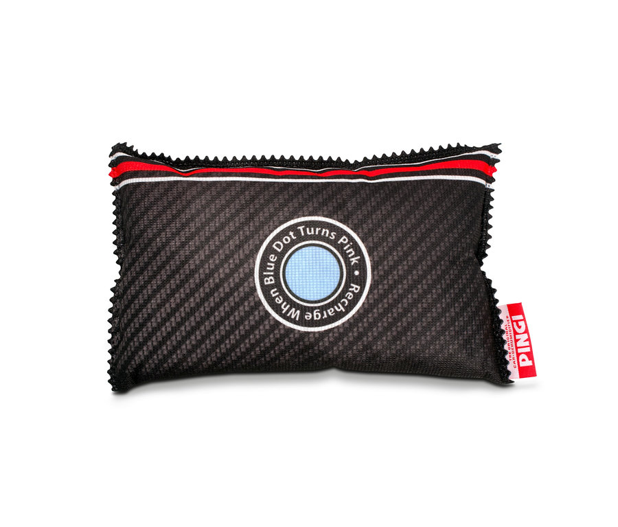 Un coussin déshumidificateur noir et gris Pingi avec l'inscription "Recharge when Blue Dot Turns Pink" sur fond blanc.
