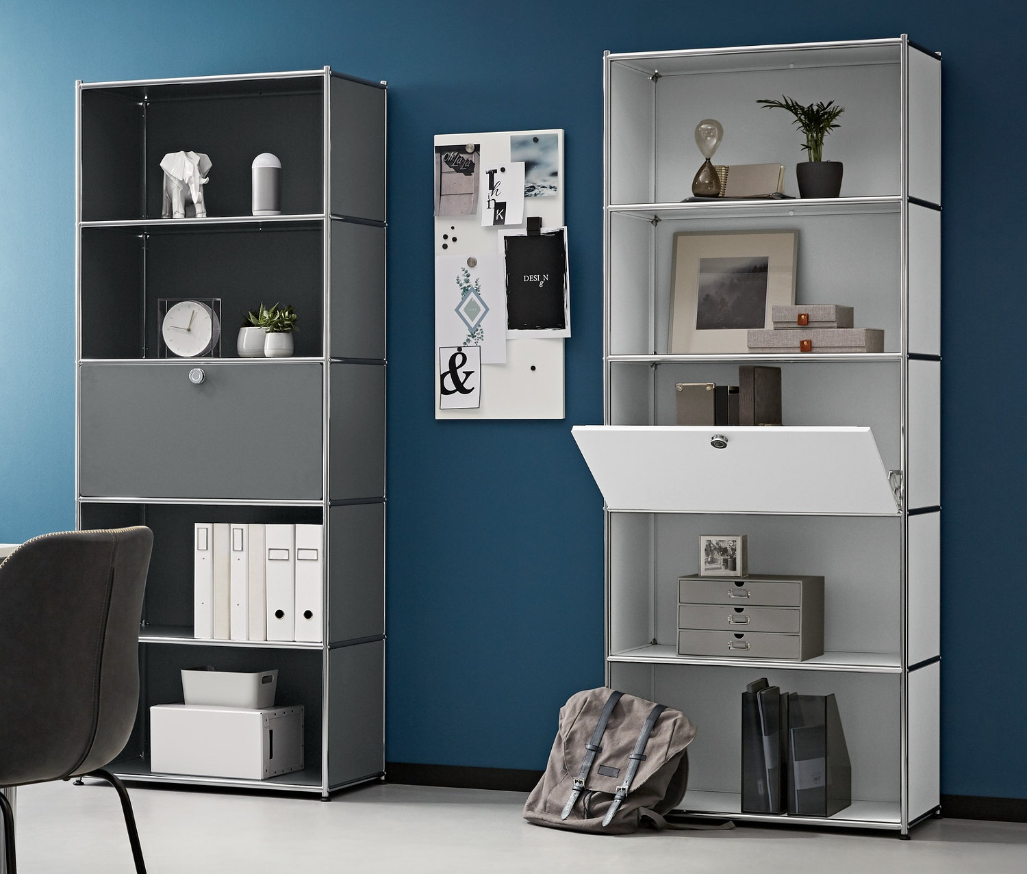 Pièce avec bureau, chaise et deux étagères hautes en métal avec un compartiment à abattant amovible. Un caisson à roulettes en métal est à gauche et un ordinateur portable sur la table.