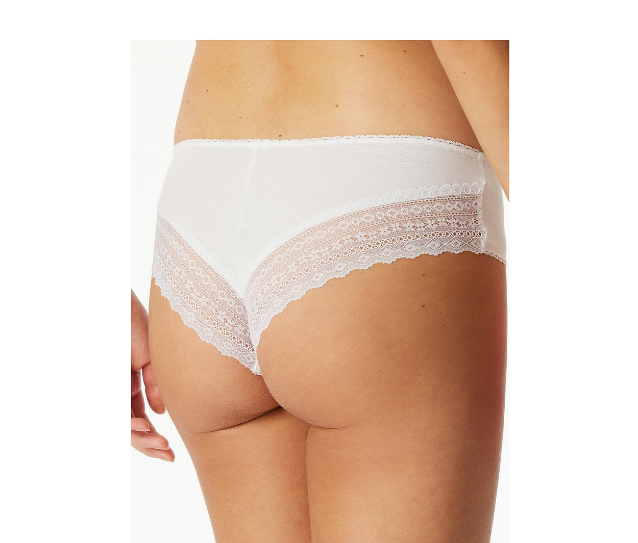 Une personne porte un slip brésilien SCHIESSER blanc avec des détails en dentelle.