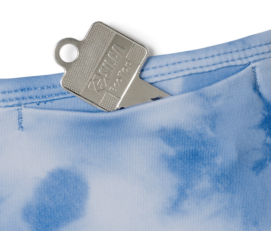 Clé dans la poche d'un legging de sport 7/8 bleu.