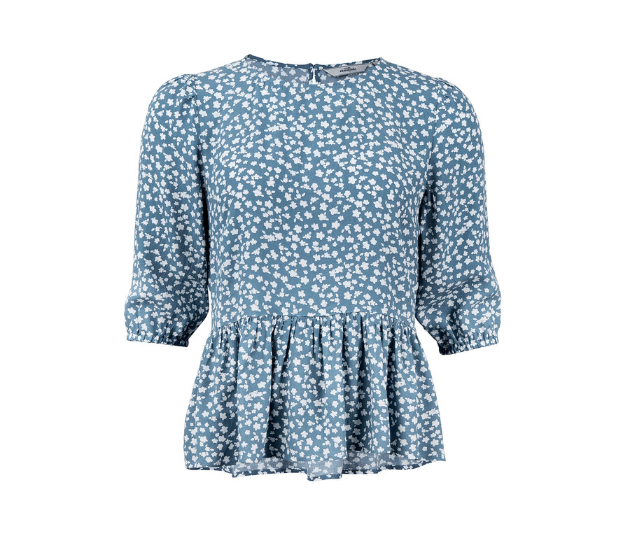 Une blouse bleue à fleurs blanches.