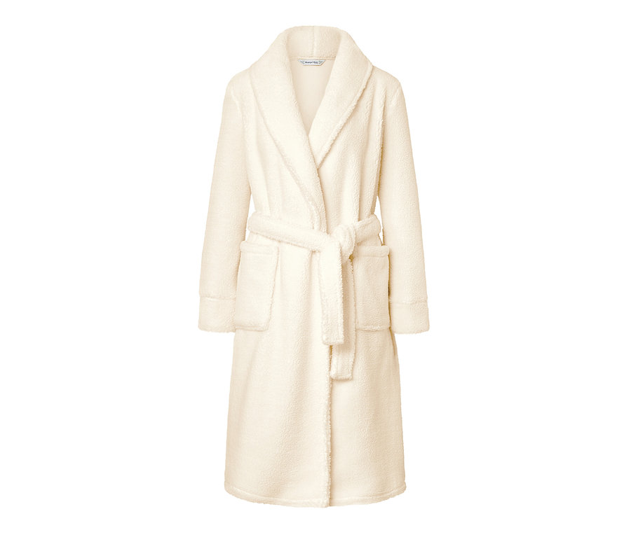 Une robe de chambre moelleuse blanche avec une ceinture.