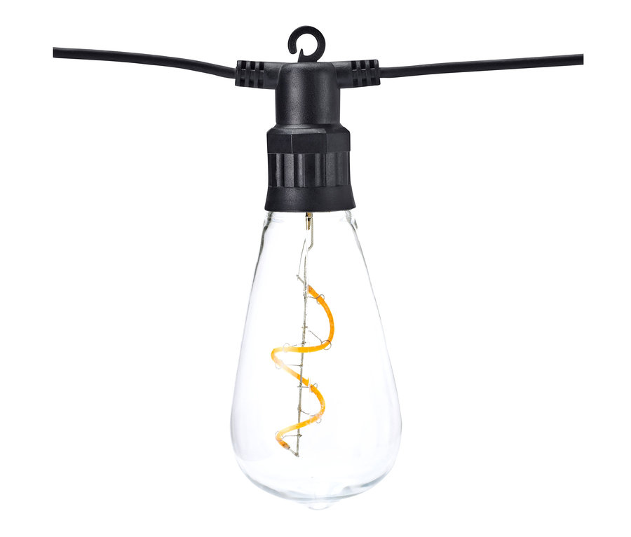 Gros plan d'une ampoule LED à filament d'une guirlande lumineuse d'extérieur.