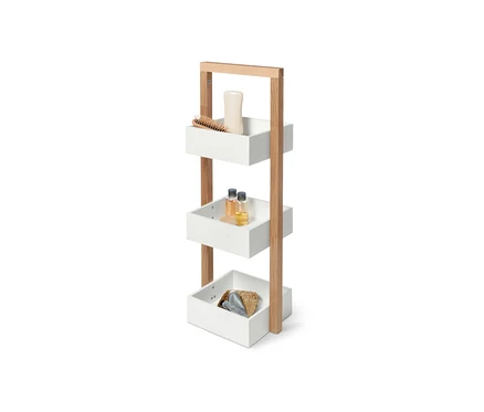 Une étagère à trois niveaux avec des compartiments de rangement blancs et un cadre en bois contient des cosmétiques et une brosse à cheveux. Étagère avec 3 compartiments de rangement, blanche