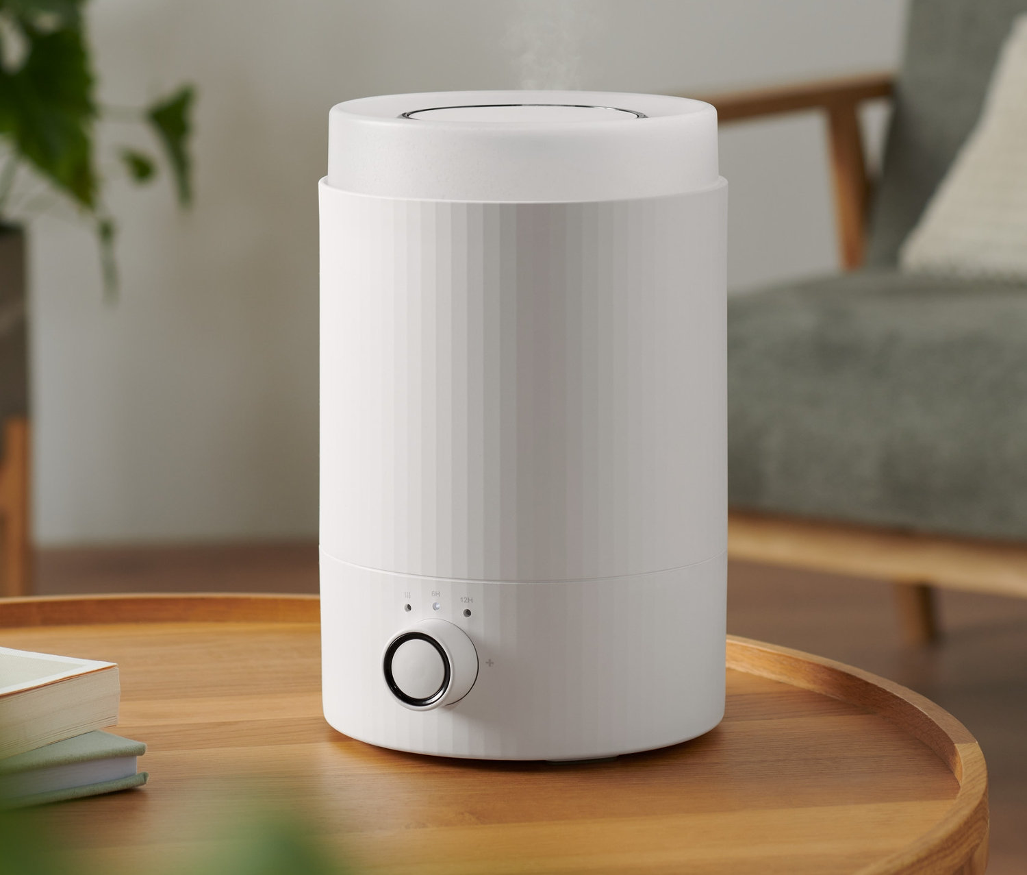 Un humidificateur d'air blanc d'environ 2 l sur une table en bois.