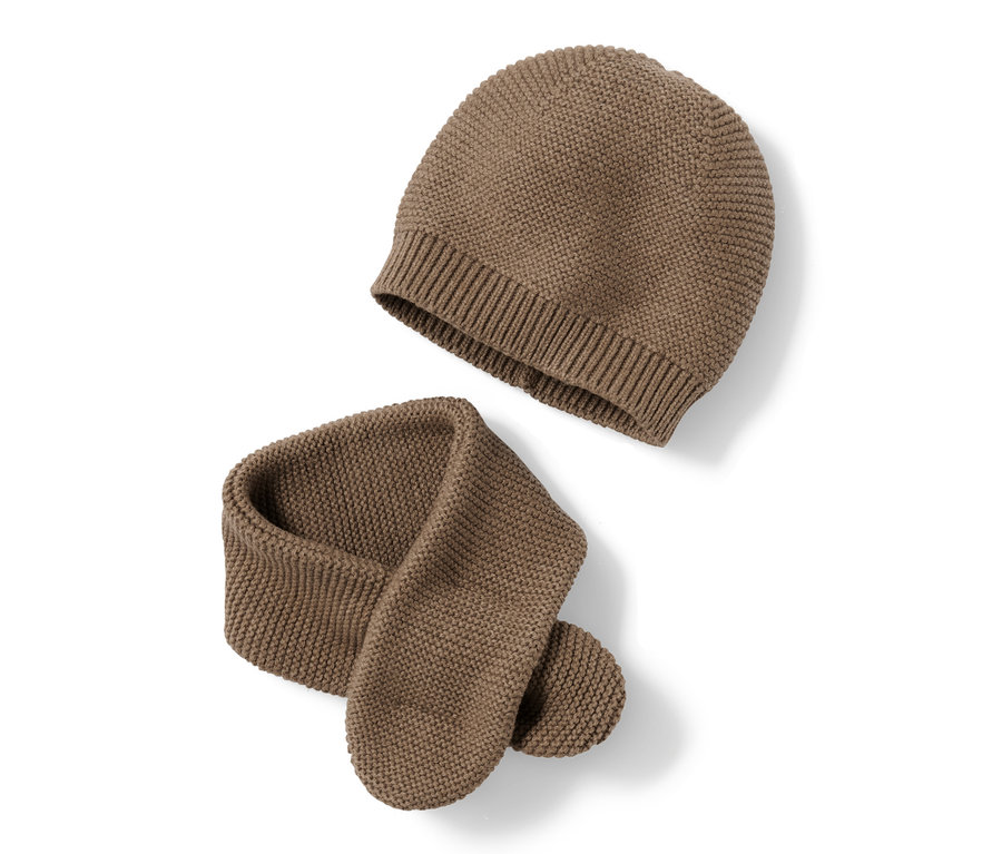 Un bonnet et une écharpe en maille marron sont posés sur un fond blanc.