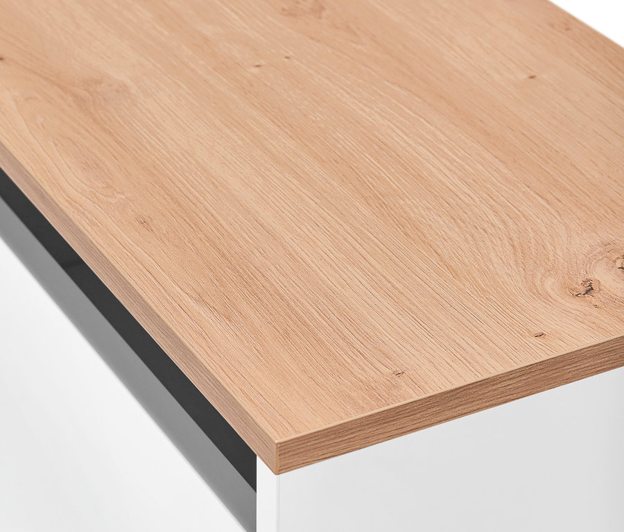 Détail d'un banc avec caisse de rangement.