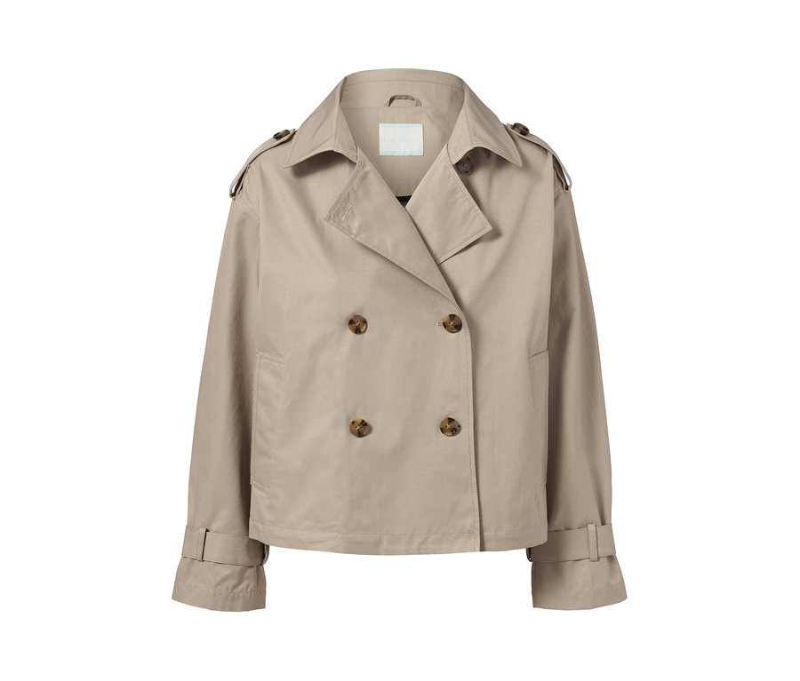 Un trench-coat court beige avec des boutons marron.