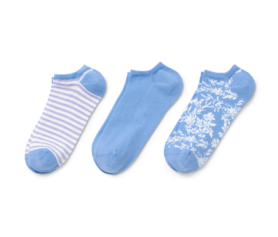 Trois paires de socquettes : une paire rayée, une paire bleu clair, une paire à fleurs.