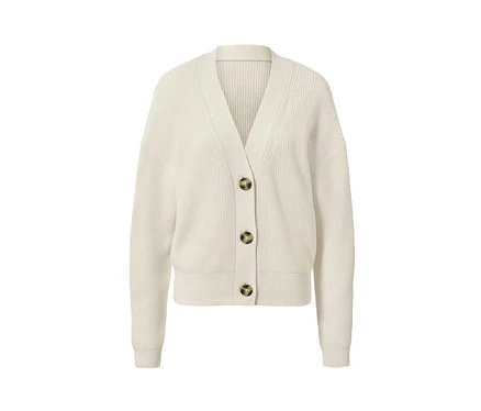 Un cardigan en grosse maille couleur crème avec de la laine, fermé par trois boutons.