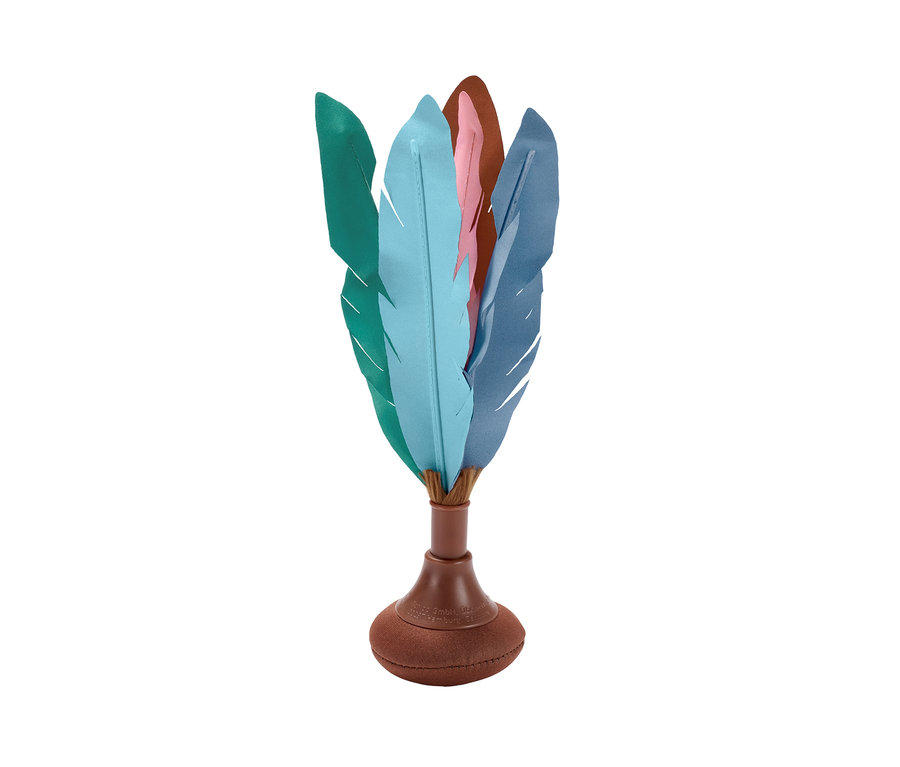 Volant à main avec des plumes vertes, bleues, roses et marrons.