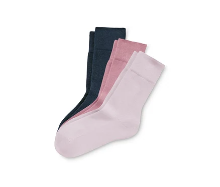 Trois paires de chaussettes roses et bleues sur fond blanc.