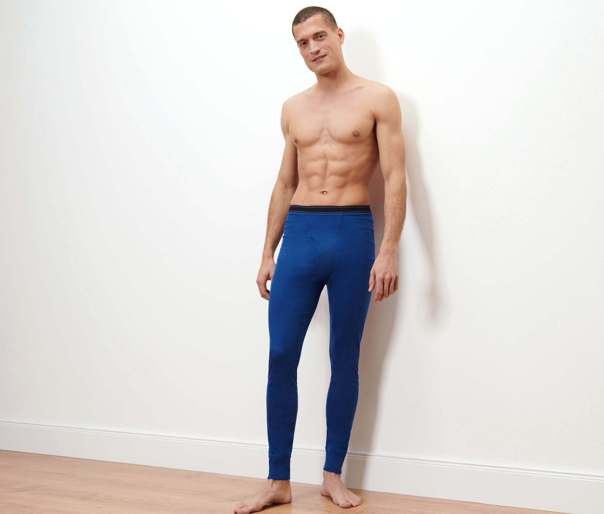 Un homme pose en 2 caleçons longs fonctionnels thermiques bleus.
