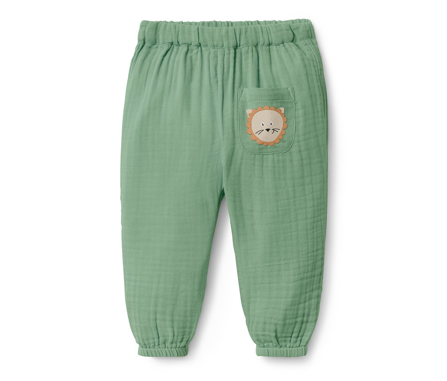 Pantalon à enfiler pour bébé vert avec un appliqué de lion sur la poche.