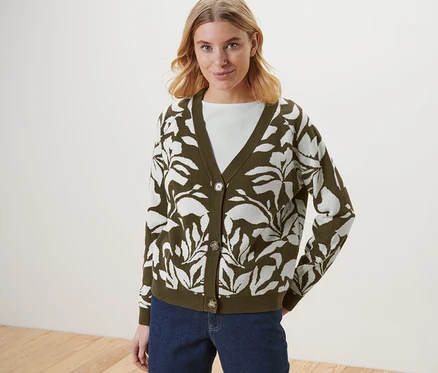 Femme portant un cardigan en grosse maille à motif jacquard.