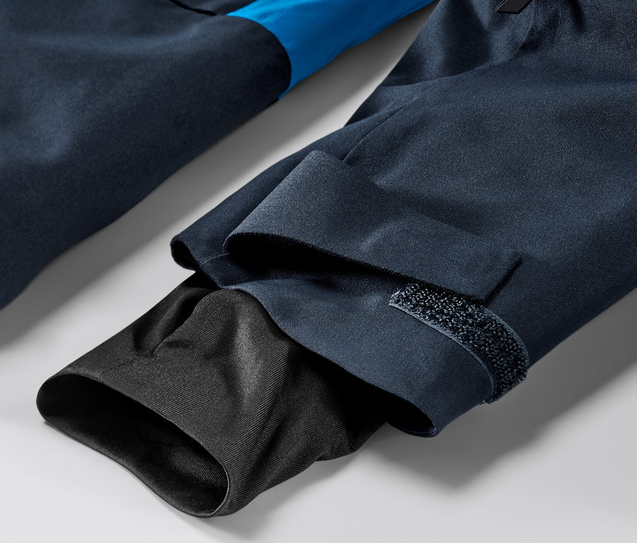 Détail d'une veste de ski bleue.