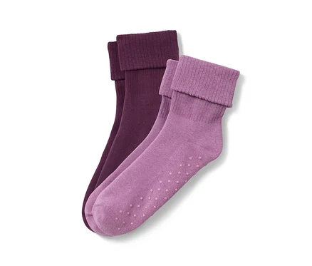 Deux paires de chaussettes antidérapantes : une paire violette et une paire lavande.