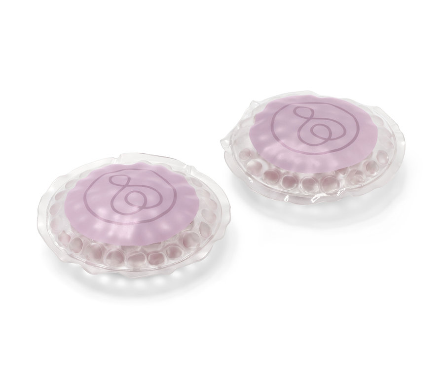 Deux tampons rafraîchissants pour les yeux sur fond blanc.