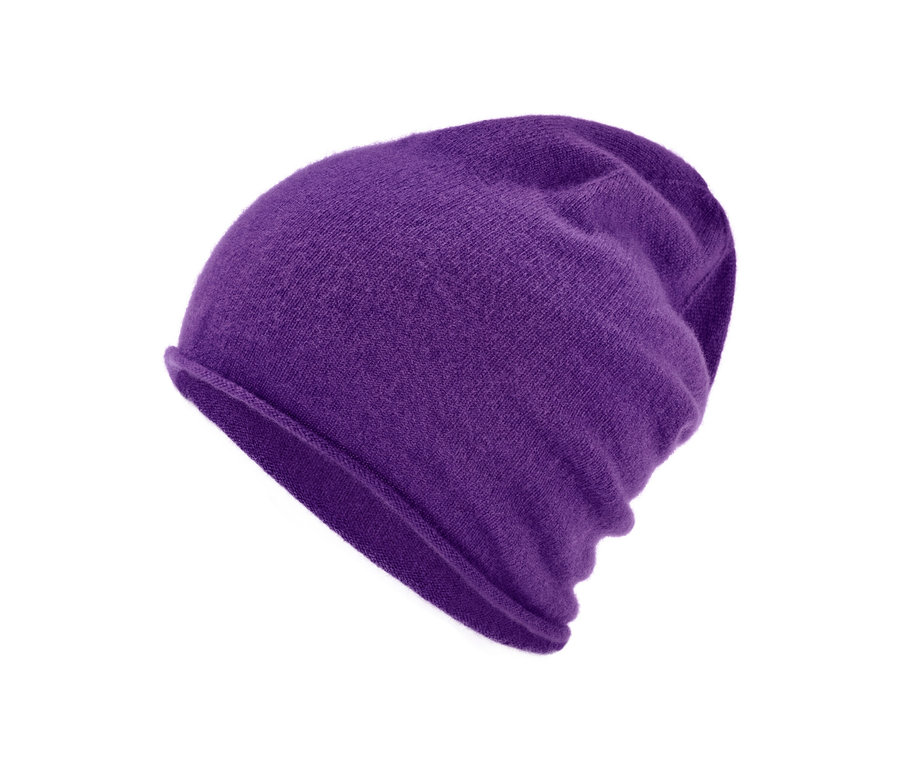 Un bonnet en cachemire violet.