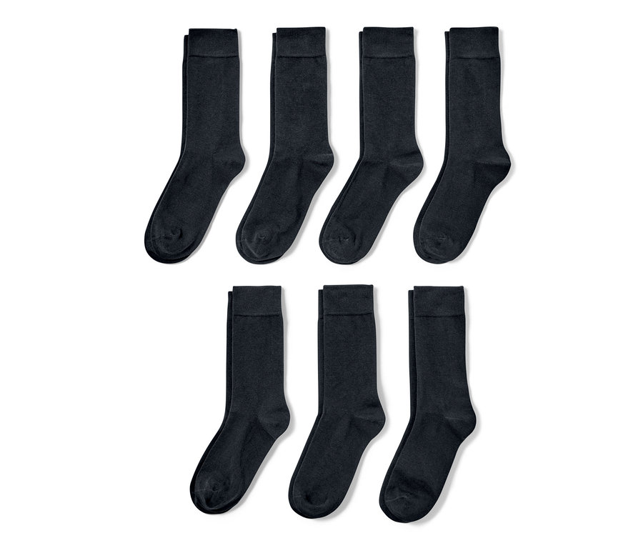 Sept paires de chaussettes.