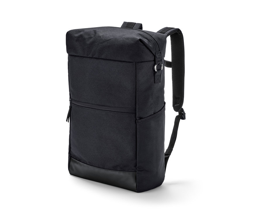 Sac à dos d'extérieur noir sur fond blanc.