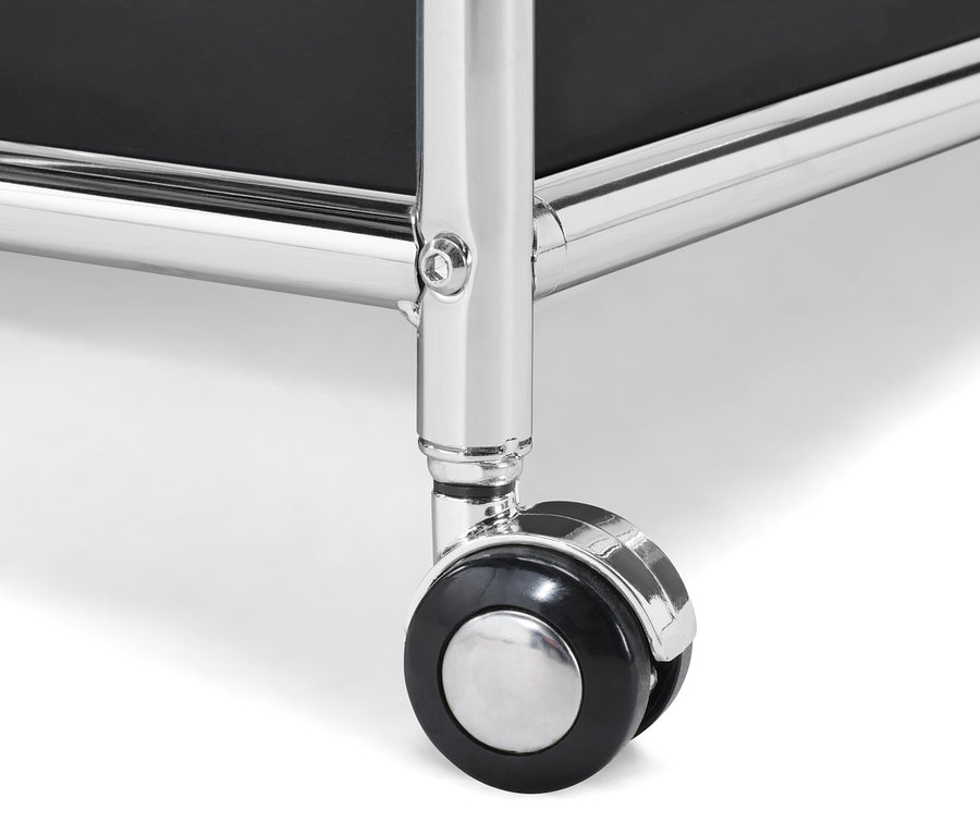 Détail d'une table basse noire à roulettes « CN3 ».