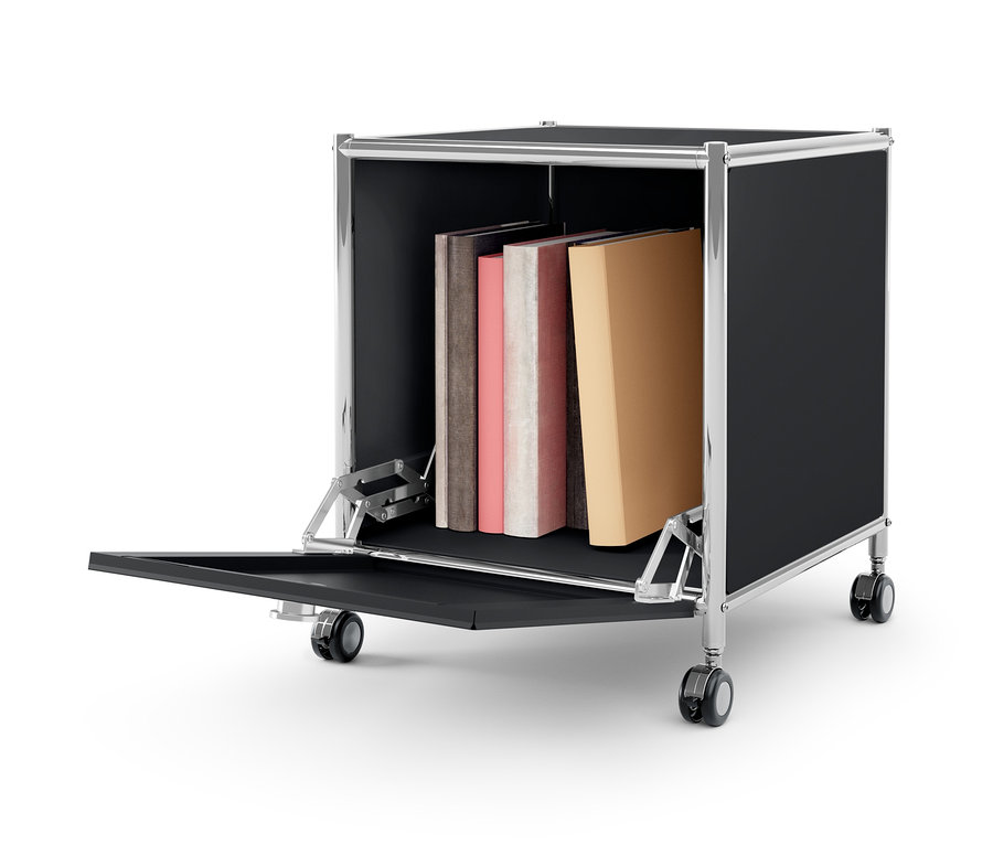Table d’appoint noire avec tiroir en métal « CN3 » avec tiroir ouvert et livres à l’intérieur.