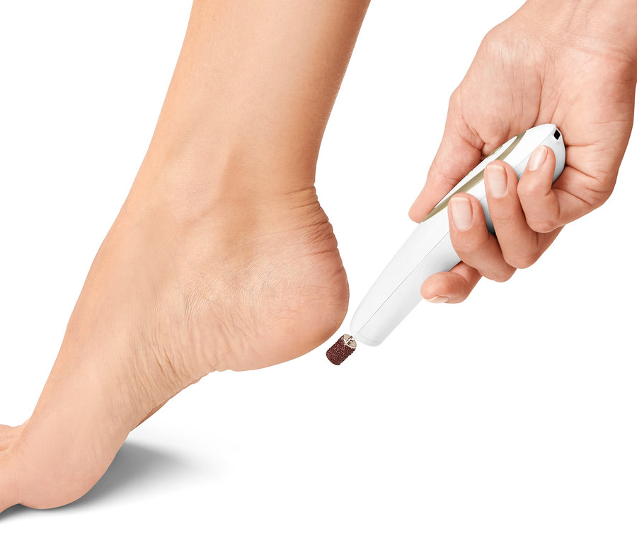 Un pied est soigné avec un appareil de manucure-pédicure.