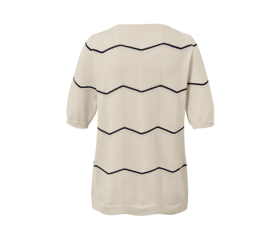 Un cardigan en maille fine à motif ajouré beige avec des lignes zigzag bleu foncé.