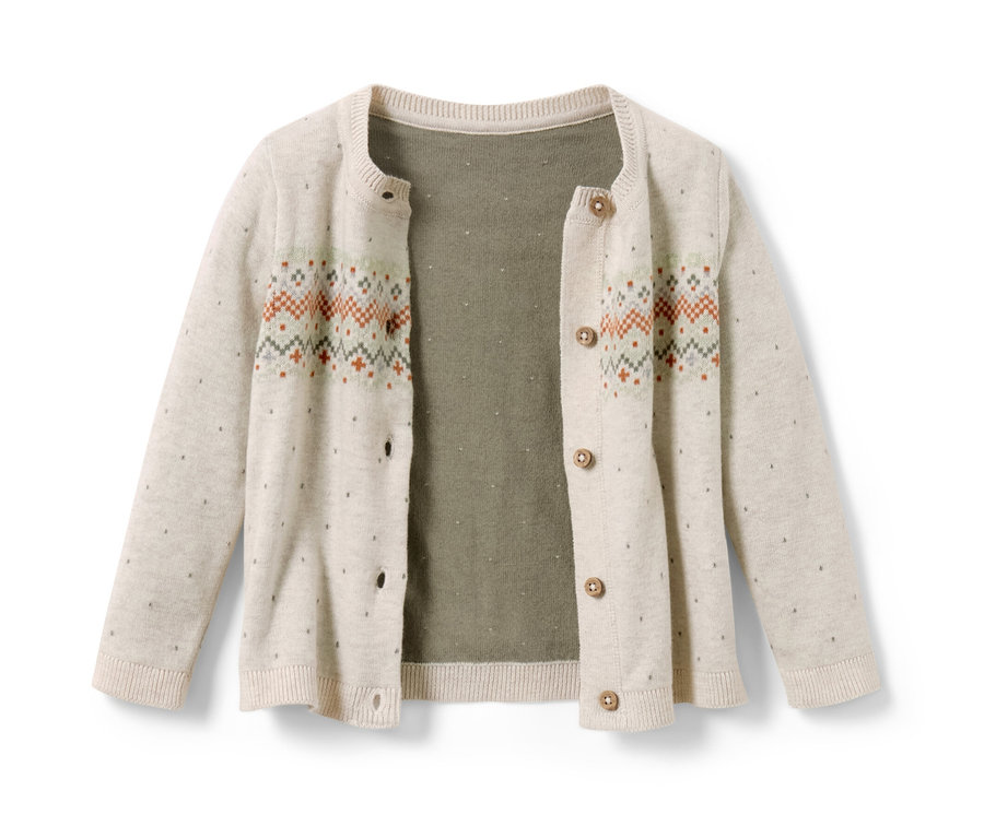 Un gilet en maille pour enfant est posé sur un fond blanc.