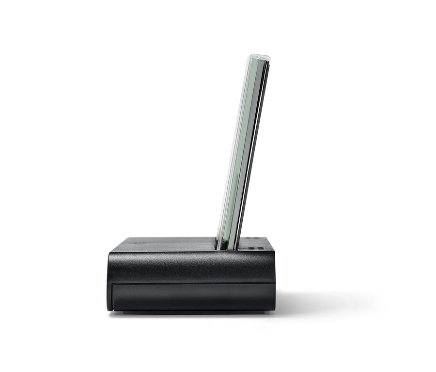 Détail d'une station météo radio avec capteur extérieur.