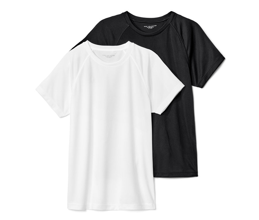 Deux t-shirts de sport pour enfant, un noir et un blanc.